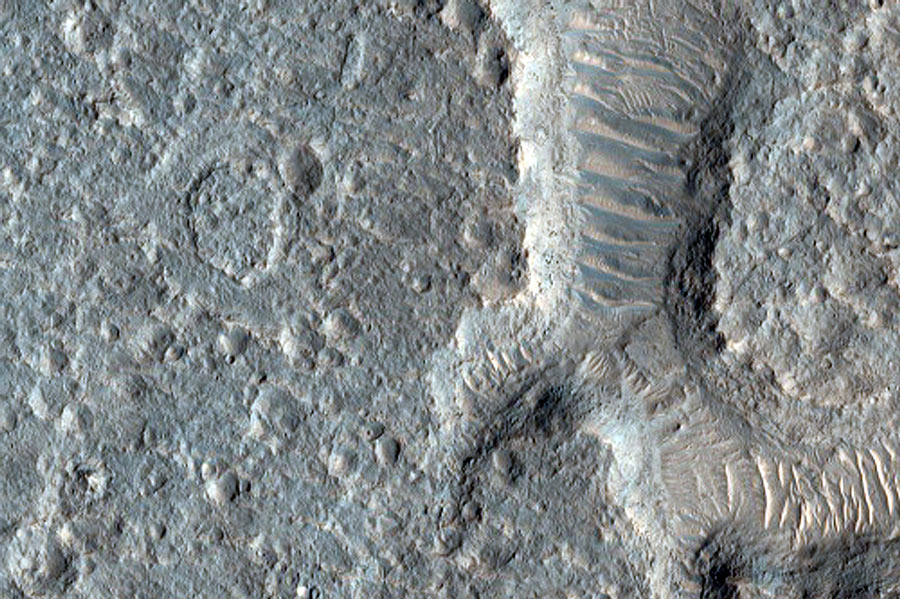 Марс. Деталь кратера Этаж. Фото NASA по выбору Сергея Мельникофф