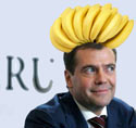 Дмитрий Медведев в качестве президента России, получил от Уго Чавеса в подарок банку бананового варенья.